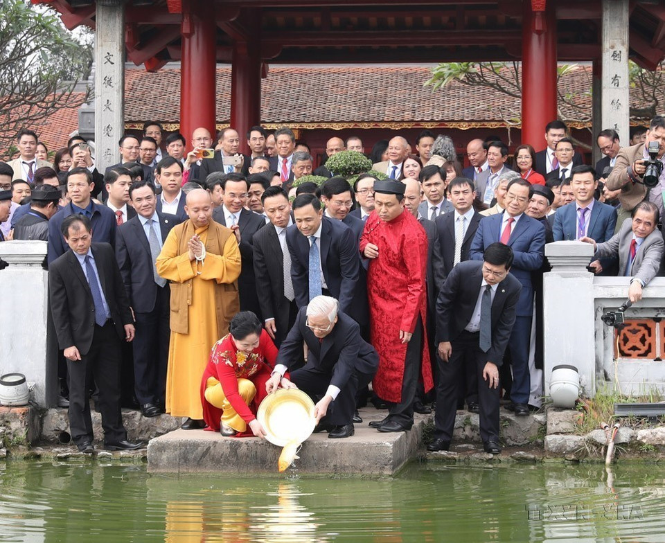 阮富仲总书记和夫人，同回国出席2019年家乡之春活动的海外越南侨胞在首都河内还剑湖举行鲤鱼放生仪式。图自越通社