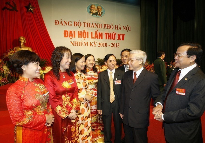 国会主席阮富仲同2010-2015年任期越共河内市第十五次代表大会参会代表交谈。图自越通社