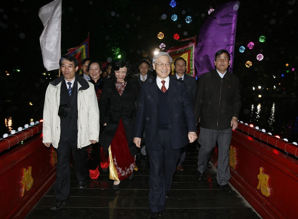 国会主席阮富仲2010年2月13日（庚寅年春节除夕之夜）参观河内市玉山祠。图自越通社