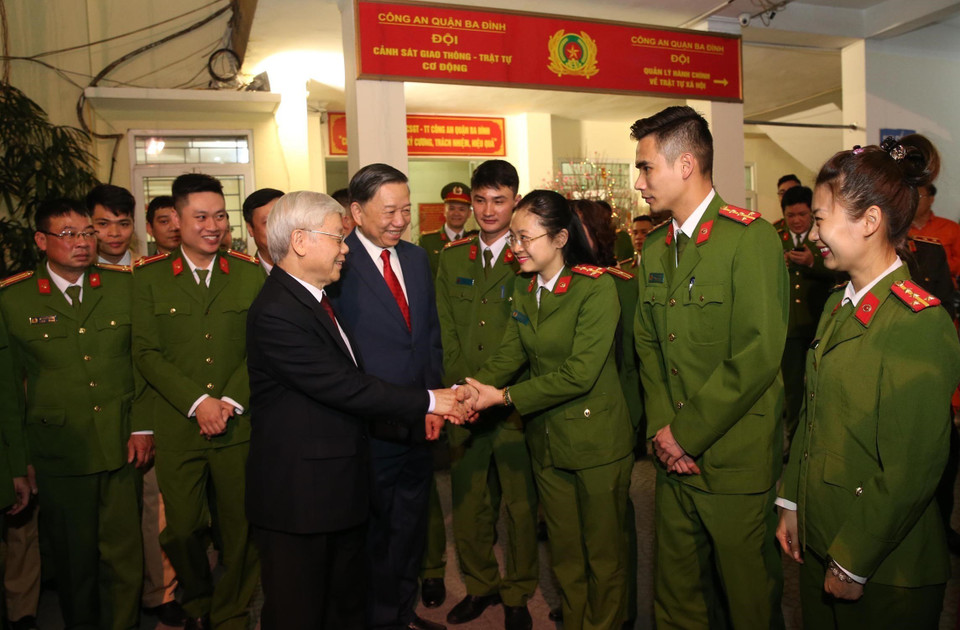 值此2019年乙亥年之际，2018年2月4日晚（除夕夜），阮富仲总书记、国家主席已造访河内市巴亭郡113警察队，并致以新春祝福。图自越通社