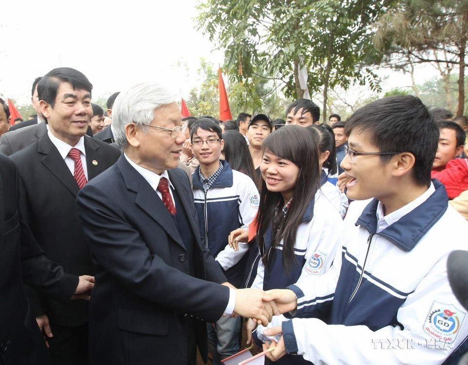 2014年2月3日，阮富仲总书记同河内市巴维县物赖乡干部、人民和学生交流。图自越通社