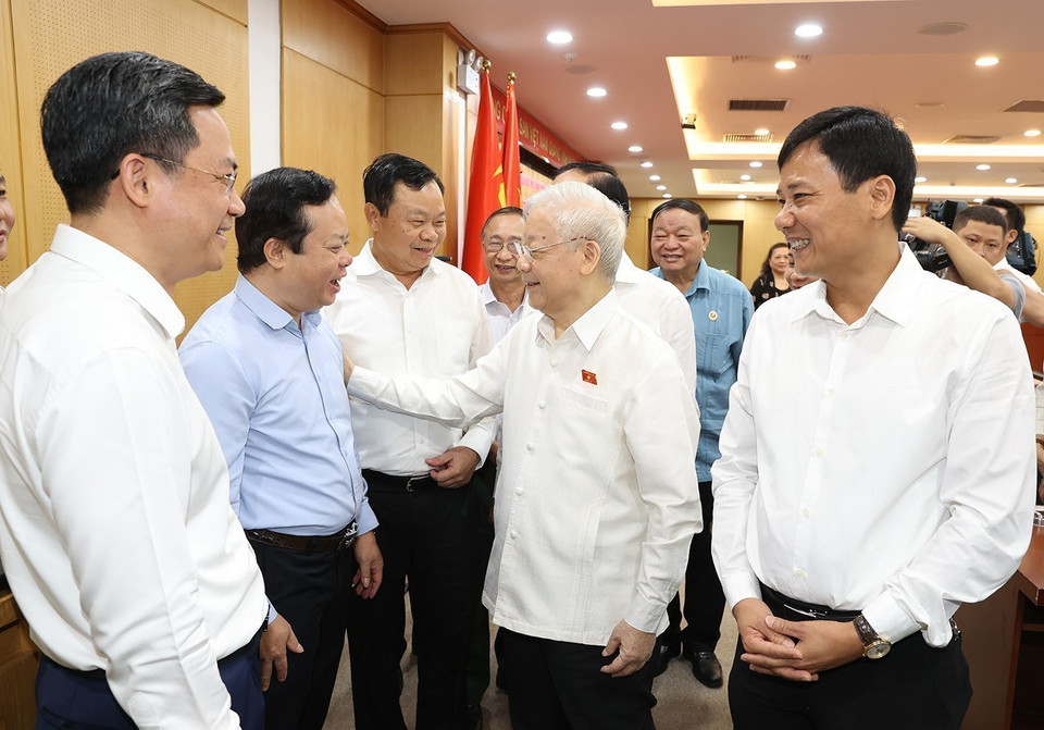 阮富仲总书记在越南第十五届国会第六次会议前夕于2023年10月14日上午同河内市栋多郡选民接触。图自越通社