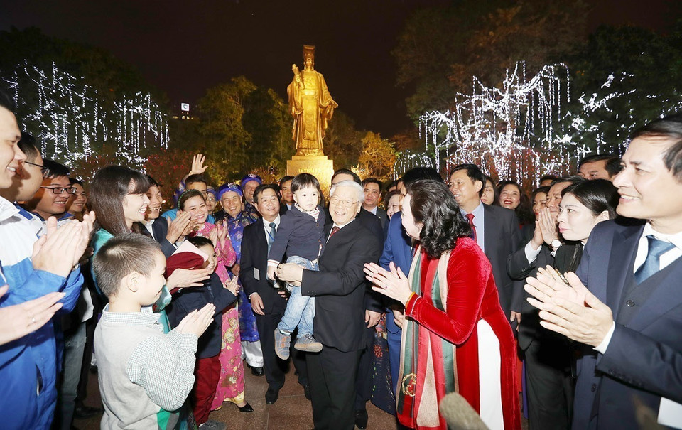 阮富仲总书记2018年2月15日晚（戊戌春节除夕之夜）在李太祖塑像区域同河内市民会面。图自越通社