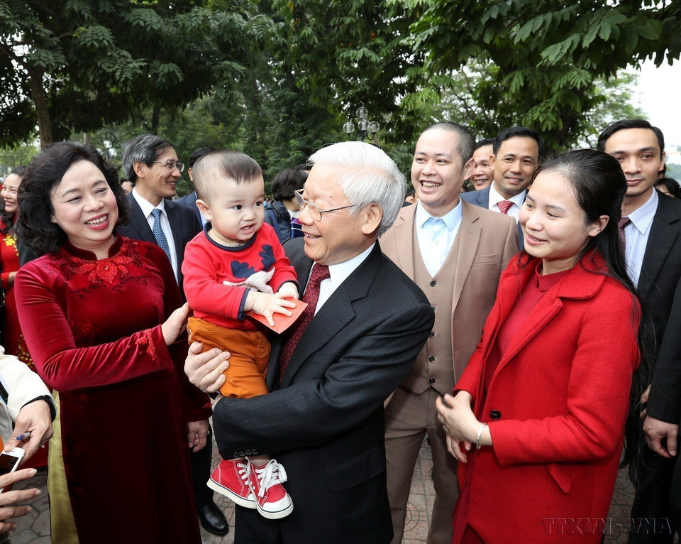 阮富仲总书记2017年1月28日向河内市委、人民议会、人民委员会和越南祖国阵线河内市委员会拜年，并给还剑湖区域人民和儿童压岁钱。图自越通社