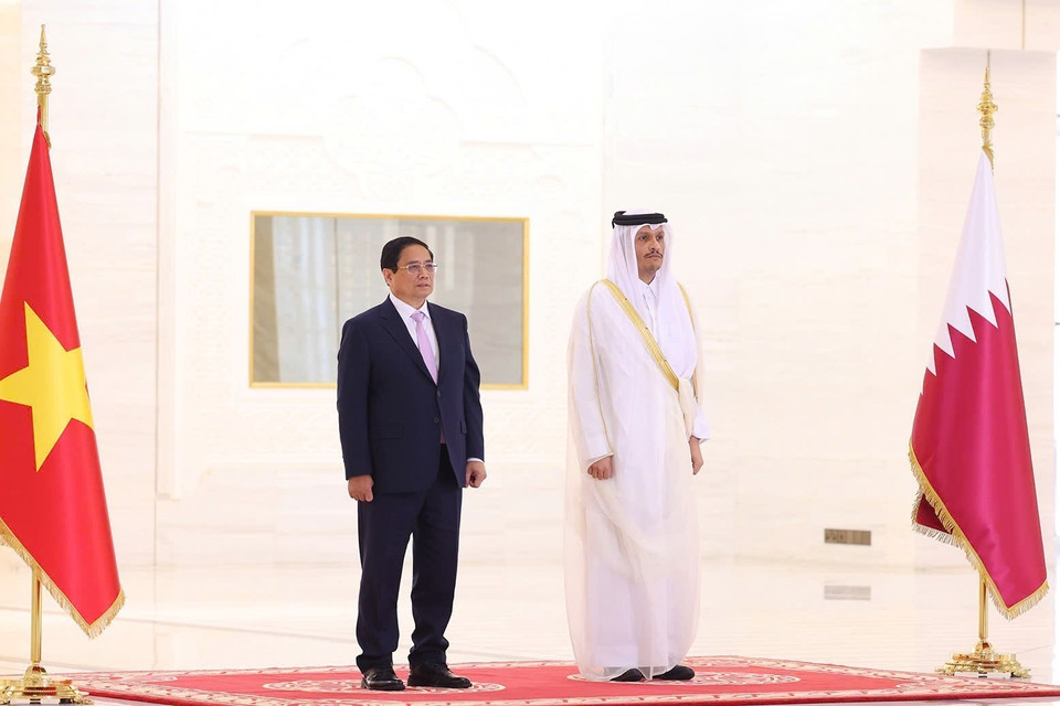 越南政府总理范明政和卡塔尔国首相穆罕默德·本·阿卜杜拉赫曼·阿勒萨尼登上检阅台，军乐团奏两国国歌。图自越通社