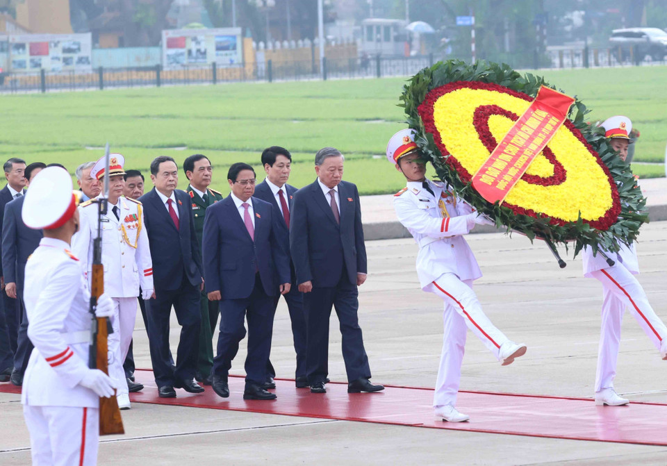 越南党、国家领导同国会代表入陵瞻仰胡志明主席遗容。图自越通社