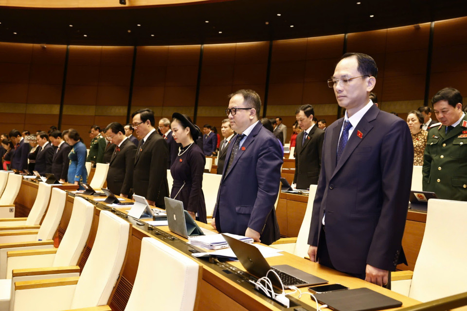 国会代表默哀一分钟，缅怀灾害中遇难的战士和同胞。图自越通社