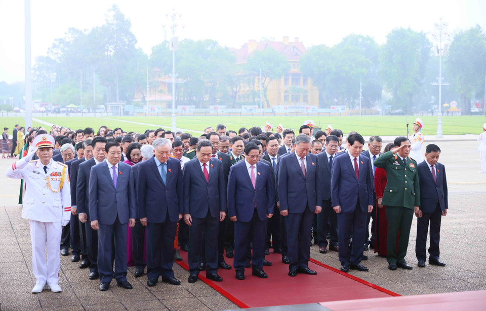 越南党、国家领导同国会代表入陵瞻仰胡志明主席遗容。图自越通社