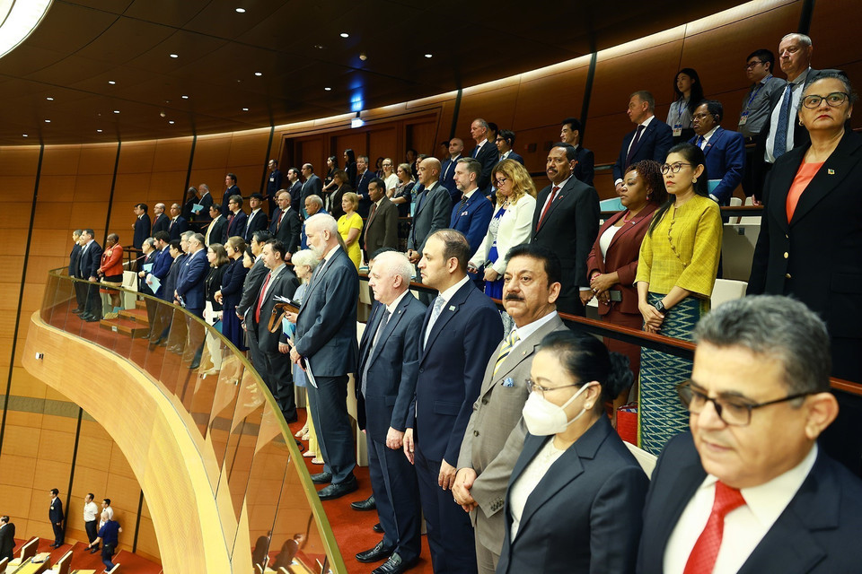 各国驻越大使、国际组织代表出席第十五届国会第八次会议开幕式。图自越通社