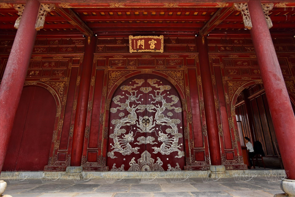 宫门大门上画有双龙朝月图像。图自越通社/越南画报