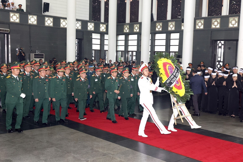 由越共中央政治局委员、国防部长潘文江大将率领的中央军委、国防部代表团吊唁阮富仲总书记逝世。图自越通社
