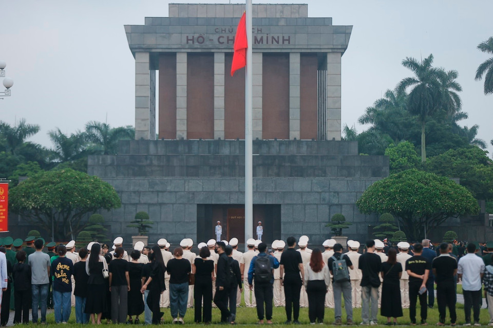 向国旗敬礼和升国旗降半旗仪式7月25日上午在巴亭广场隆重举行。图自越通社
