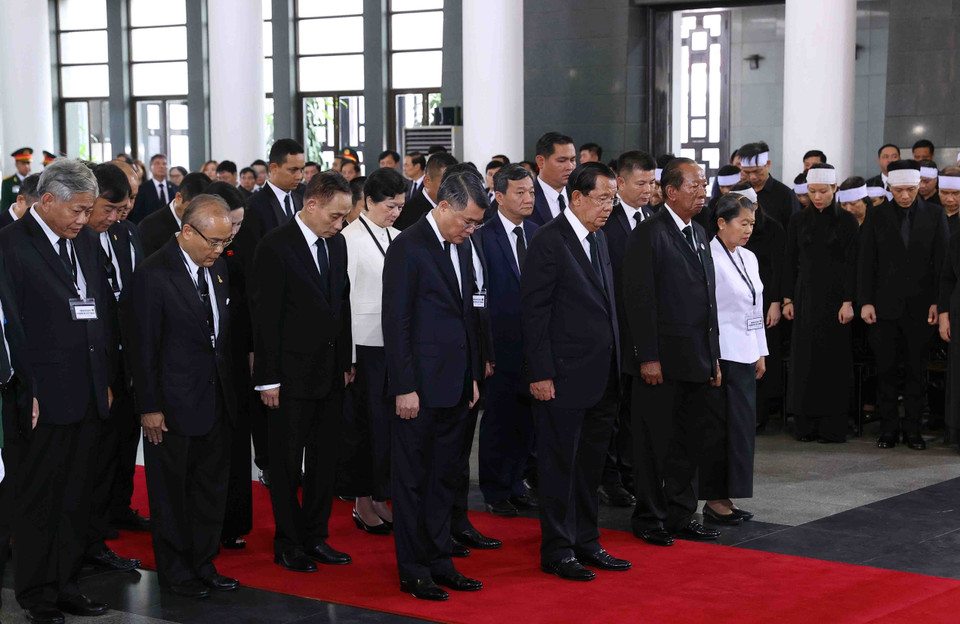 由柬埔寨参议院主席洪森率领的柬埔寨王国代表团前来吊唁阮富仲总书记逝世。图自越通社
