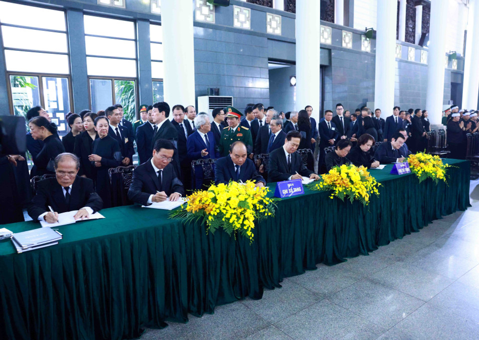 各位原党、国家领导同志在纪念吊唁簿上留言。图自越通社