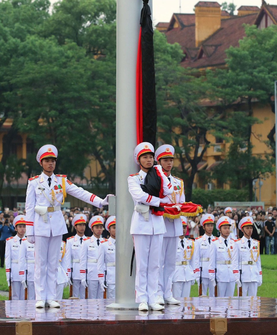 吊唁阮富仲总书记逝世的升国旗降半旗仪式7月25日上午在巴亭广场隆重举行。图自越通社