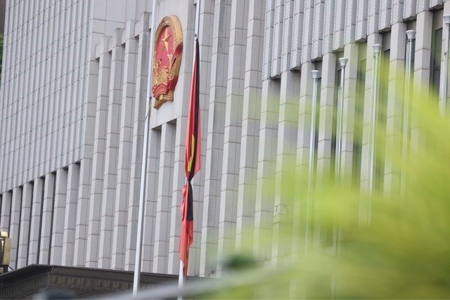 国葬两天，各机关、单位、公共场所下半旗志哀，不组织公共娱乐活动。图自越通社