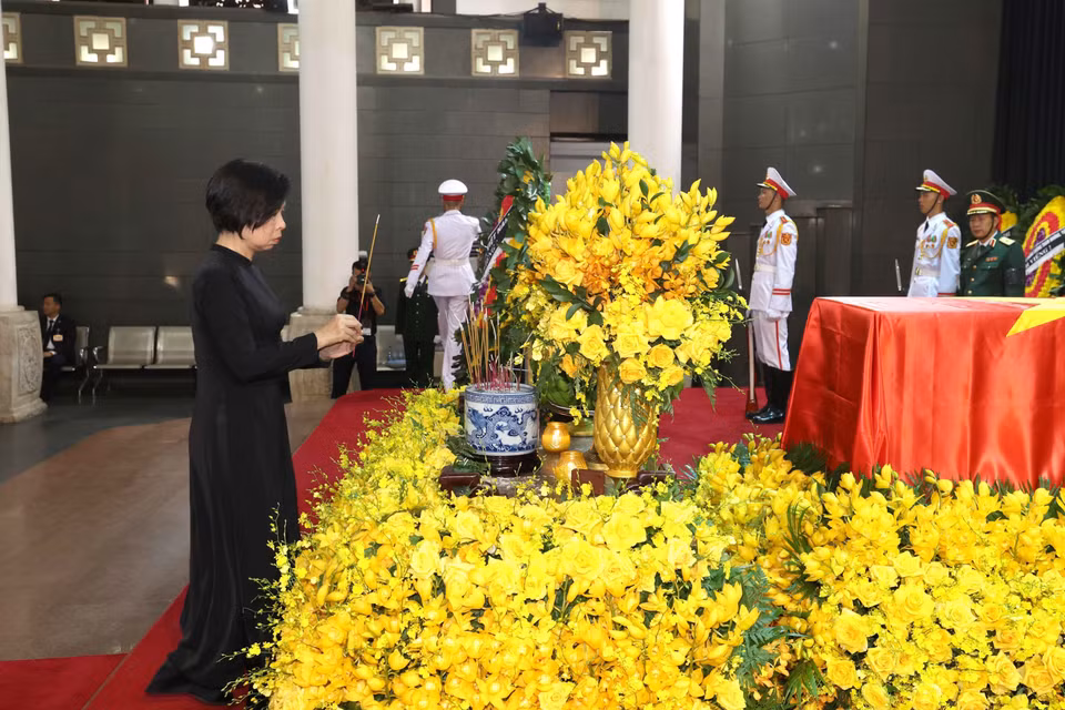 由越通社党委书记、社长武越庄率领的越通社代表团前来国家殡仪馆，向阮富仲总书记致哀。图自越通社