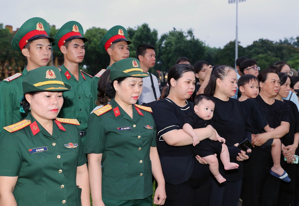 各阶层人民来到巴亭广场吊唁阮富仲总书记逝世。图自越通社