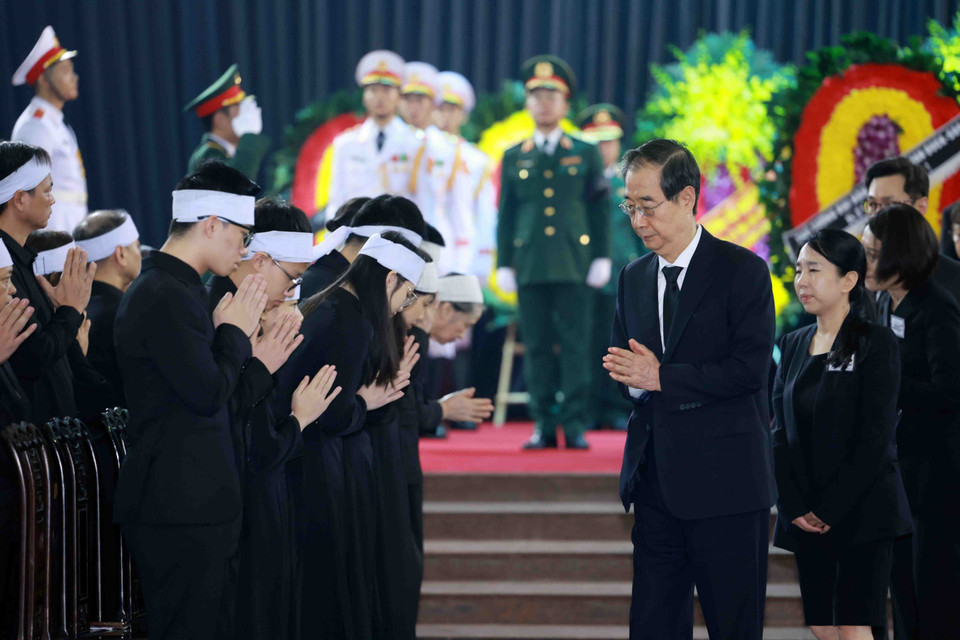 由韩国总理、韩国总统特使韩德洙为团长的韩国代表团赴越南出席阮富仲总书记国葬。图自越通社