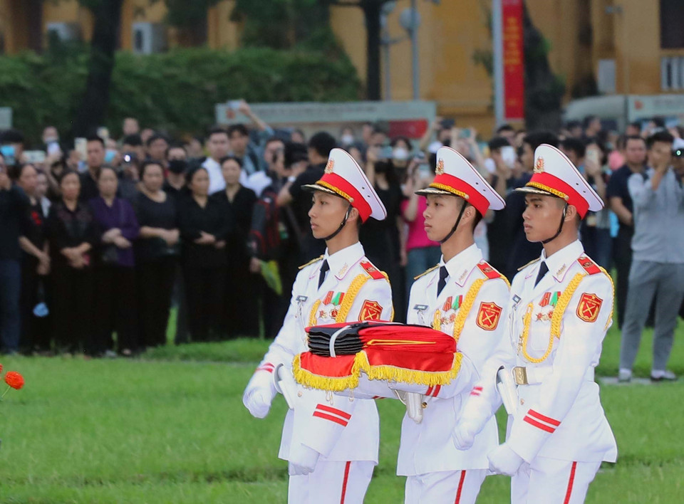 吊唁阮富仲总书记逝世的升国旗降半旗仪式在巴亭广场隆重举行。图自越通社