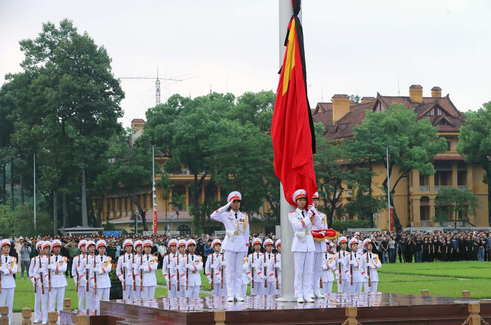 向国旗敬礼和升国旗降半旗仪式7月25日上午在巴亭广场隆重举行。图自越通社