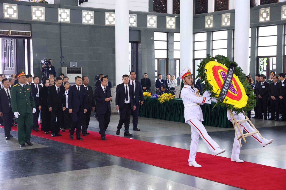 由柬埔寨参议院主席洪森率领的柬埔寨王国代表团前来吊唁阮富仲总书记逝世。图自越通社