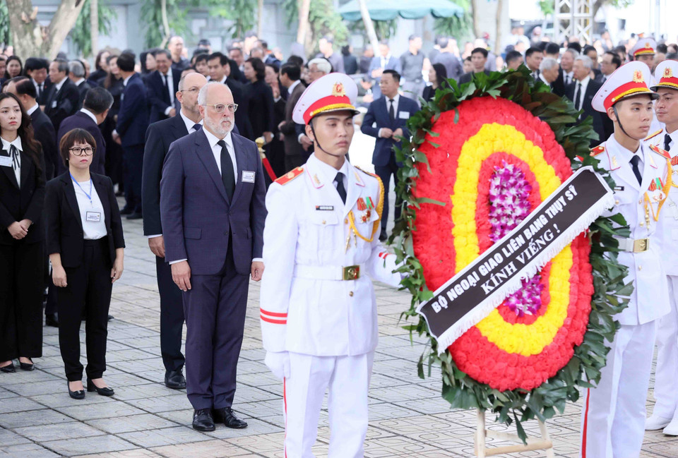 由外交部国务秘书法塞尔(Alexandre Fasel)率领的瑞士代表团前来吊唁阮富仲总书记逝世。图自越通社