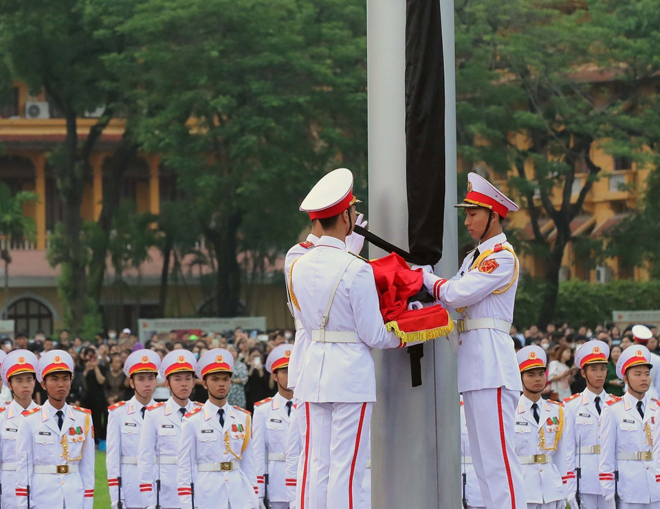 吊唁阮富仲总书记逝世的升国旗降半旗仪式在巴亭广场隆重举行。图自越通社