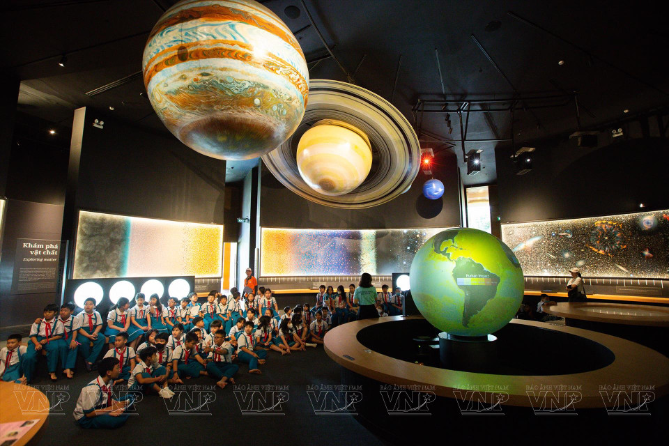 平定省归仁综合科学场馆已经吸引了不少市民和游客前来学习体验。这是越南第一个综合科学场馆，也是东南亚地区继新加坡之后的第二个宇宙科学中心。图自越通社/越南画报