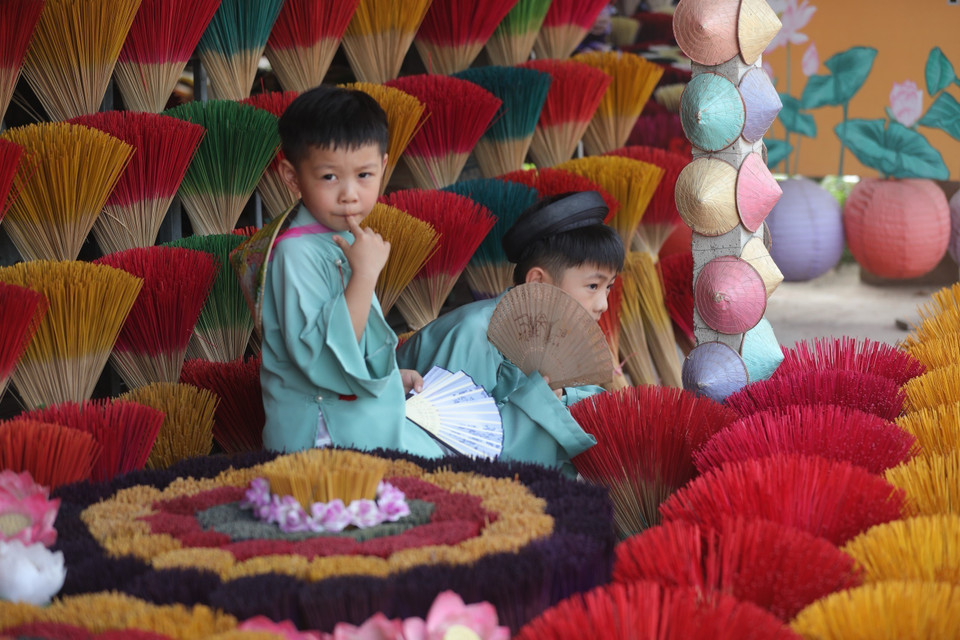 游客喜欢在五彩缤纷的空间里拍照留念。图自越通社