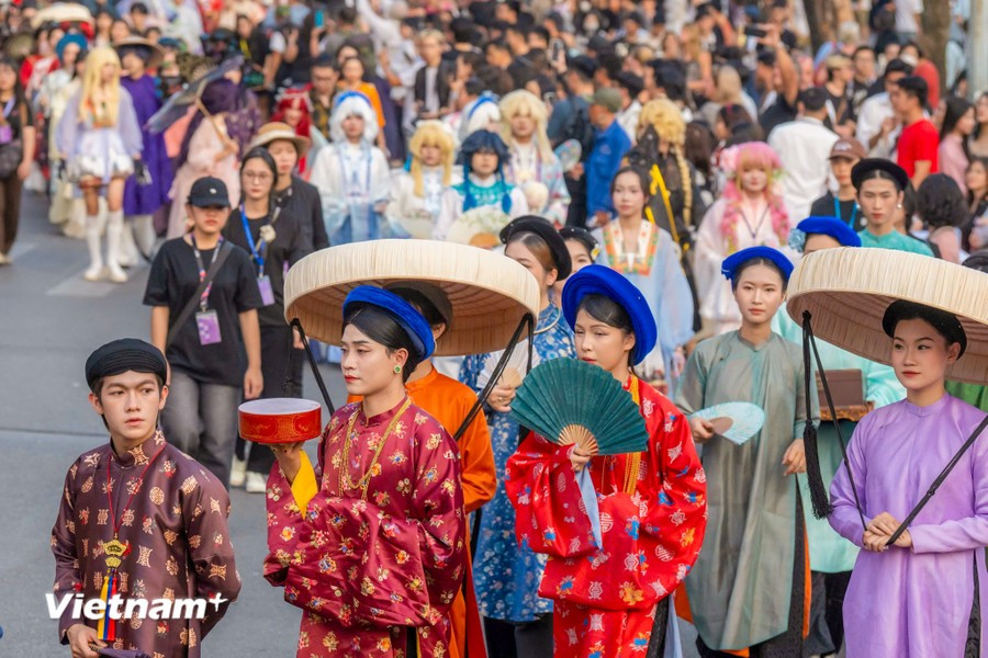 本届游行活动以“古服之流”为主题，庆祝越南古服运动10周年（2014年-2024年），并融入新时代文化的“创意交汇点”。图自Vietnam+
