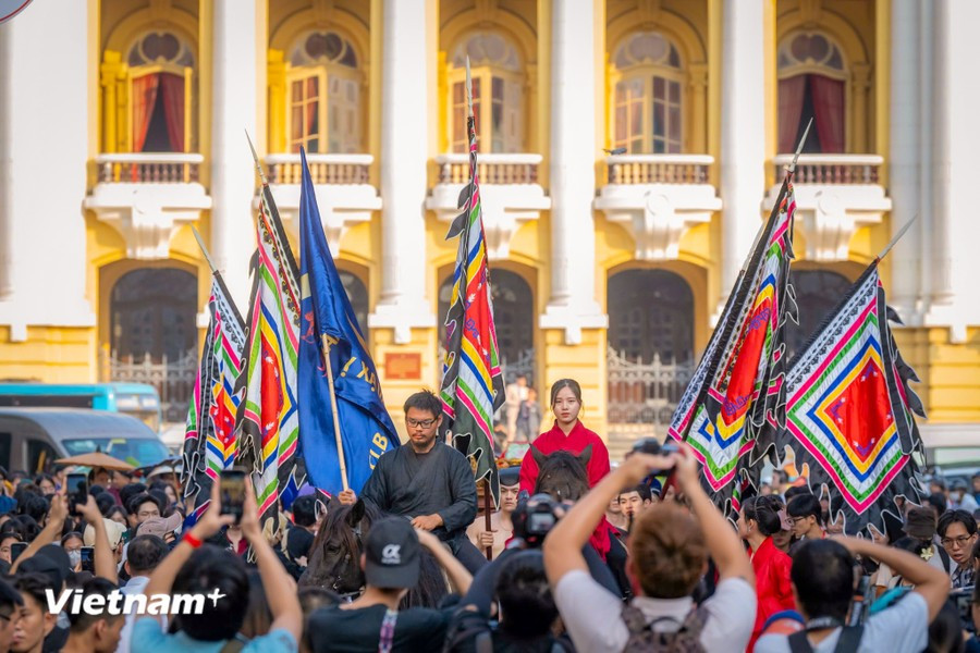 “战马”巡游在首都河内各条遗产街道，吸引了大量市民前来观赏。图自Vietnam+