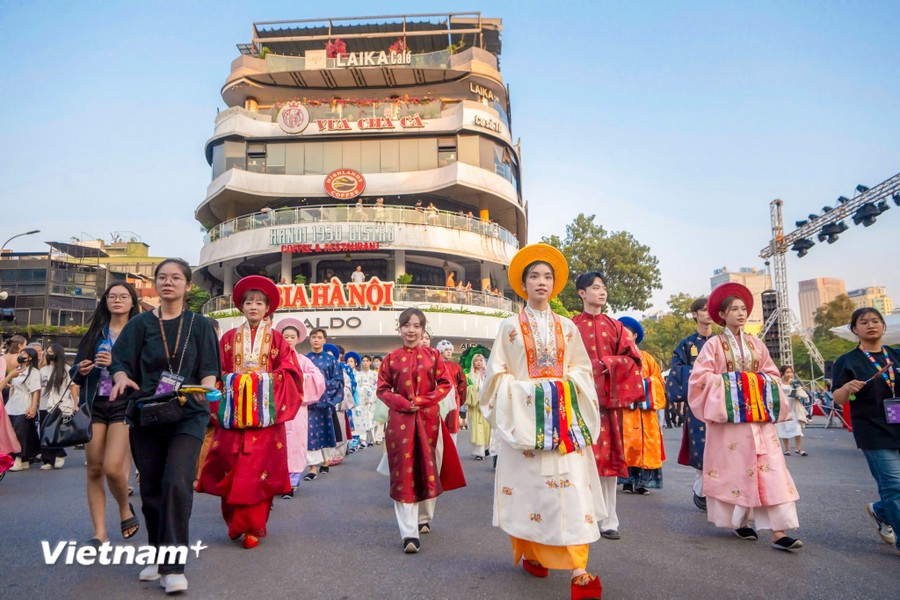 2024年第四届“百花步行”越南服饰文化节在河内市中心街道上举行。图自Vietnam+