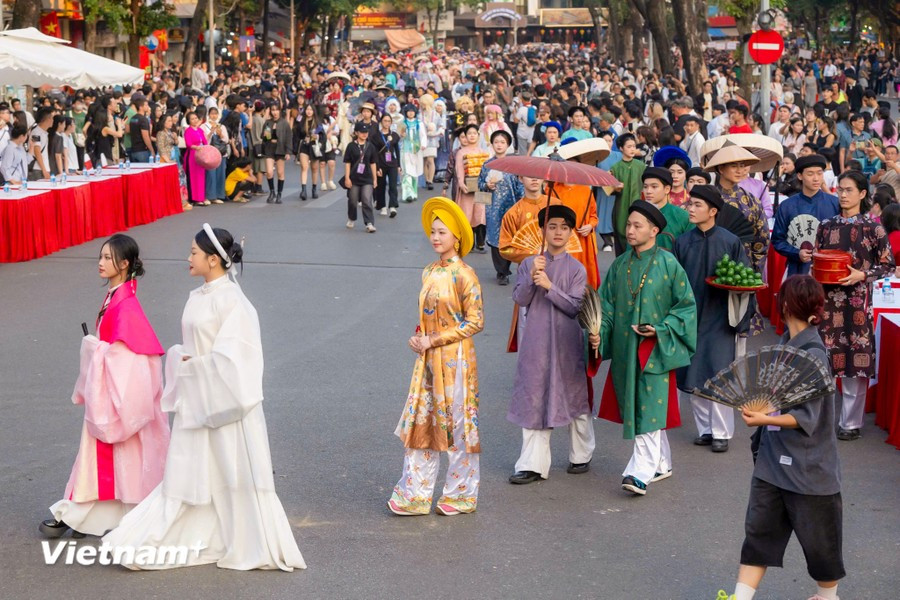 河内市市民和游客将有机会欣赏奥黛、五身奥黛、交领服和日平服等越南的传统服饰。图自Vietnam+