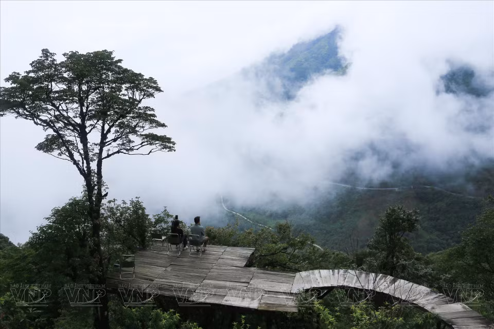 游客在乌龟湖山口上欣赏周围的景观。图自越通社/越南画报