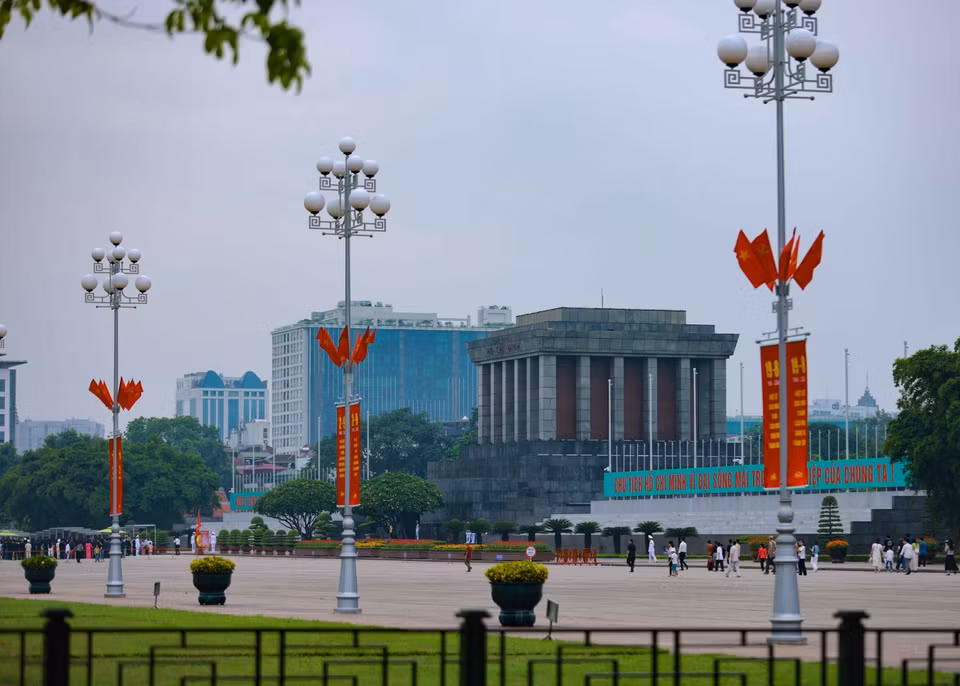 胡志明主席陵墓前的装饰。图自越通社