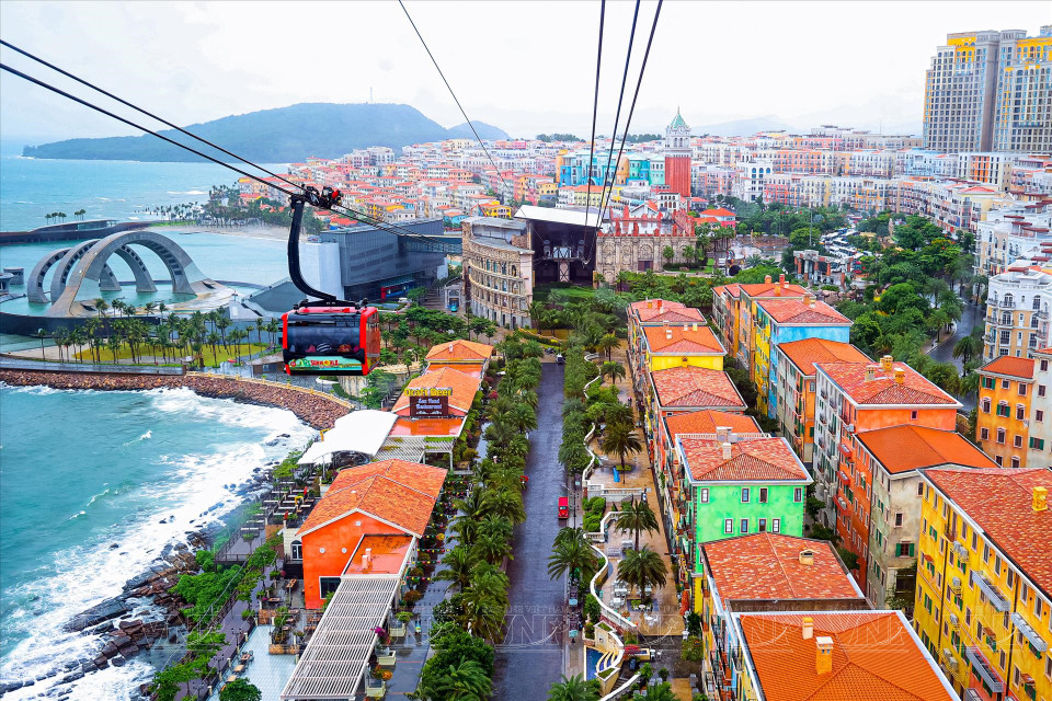 在菠萝岛（Hòn Thơm）缆车上俯瞰日落小镇。图自：越通社/越南画报