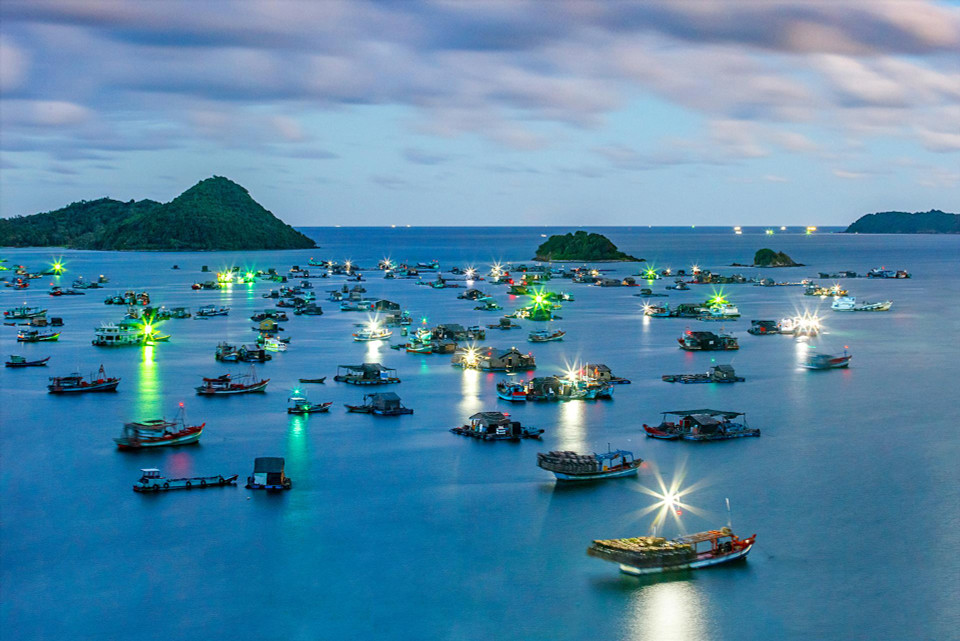 来到南游，游客可以与岛上居民同吃同住，并由渔民亲自“导游”，一起体验和探索海岛生活，领略名副其实的海洋生态旅游。越通社/越南画报记者 刘仲达 摄