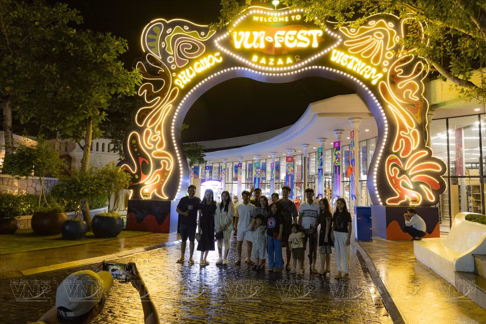 越南首个海滨夜市——“好有趣”夜市（VUI-Fest Bazaar）给游客带来全新的体验，是不可错过的选择。图自：越通社/越南画报