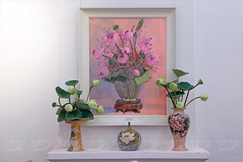 画家陶香、海坚的油画《粉红荷花》，尺寸73x92公分，于2021年完成。图自越通社/越南画报