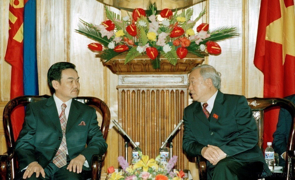 越南国会主席阮文安会见对越南进行正式友好访问的蒙古国总统那楚克·巴嘎班迪（200年）。图自越通社