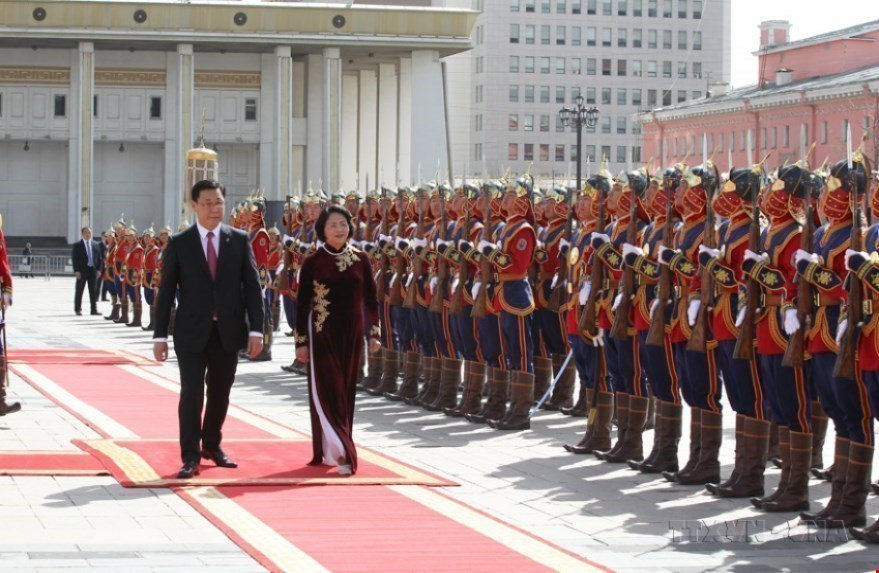 蒙古国总理额尔登巴特主持仪式，欢迎越南国家副主席邓氏玉盛对蒙古国进行正式访问（2017年）。图自越通社