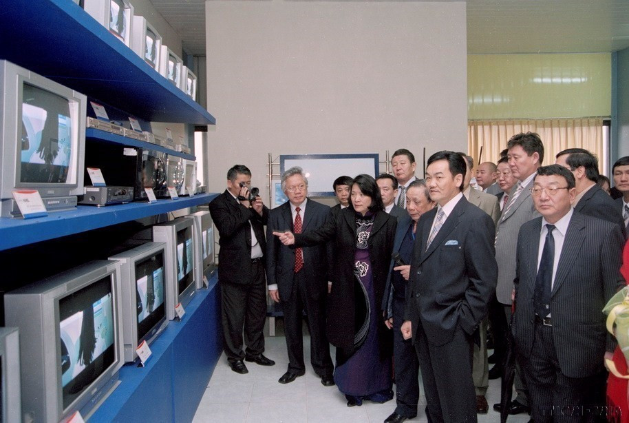 蒙古国总统那楚克·巴嘎班迪造访柴同B工业园区的Hanel电子公司（2005年）。图自越通社