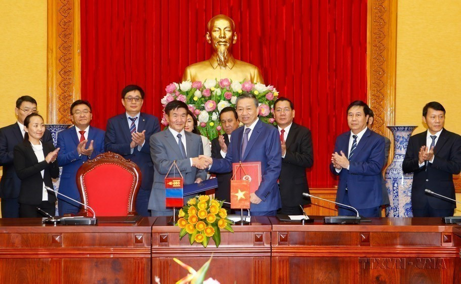 越南公安部部长苏林同蒙古国法律和内务部长曾德·尼亚木道尔吉签署两国关于移管被判刑人的协议。图自越通社