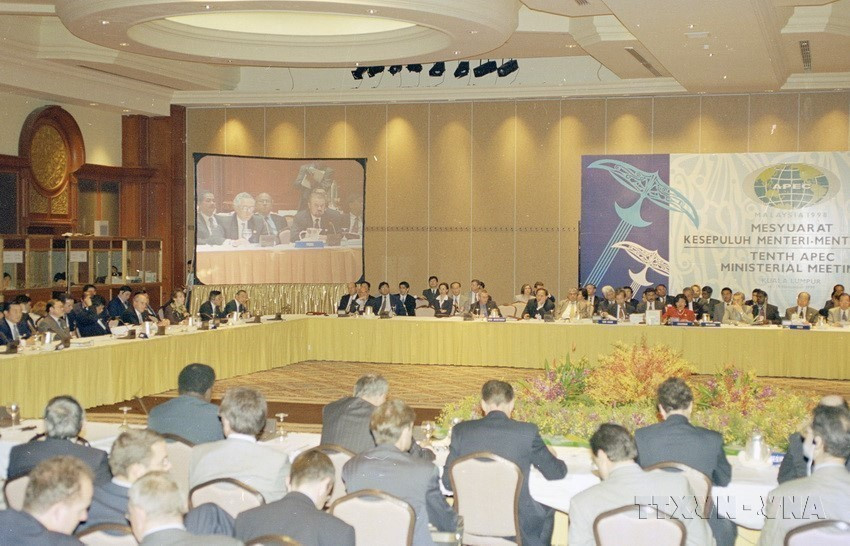 1998年11月14日在马来西亚首都吉隆坡召开的亚太经合组织（APEC）第十次部长级会议开幕式上，越南、俄罗斯、秘鲁已正式加入APEC，使APEC成员总数提升至21个。图自越通社