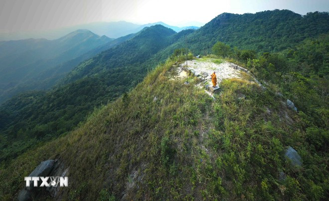 该遗迹区最高的地方是仙棋盘，是昔日静室的遗迹。图自越通社
