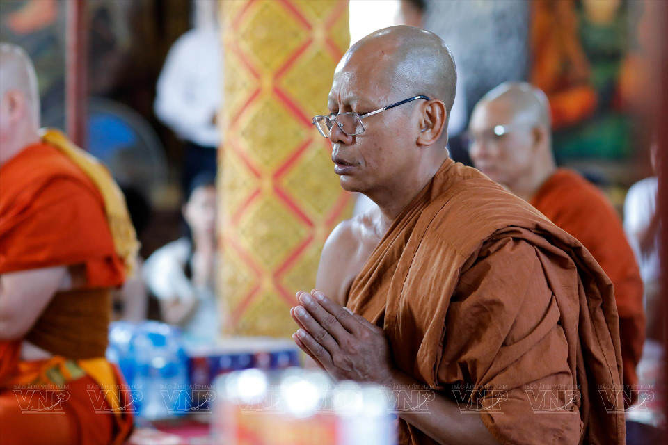 僧侣们在超度会中庄重地诵经。图自：越通社/越南画报