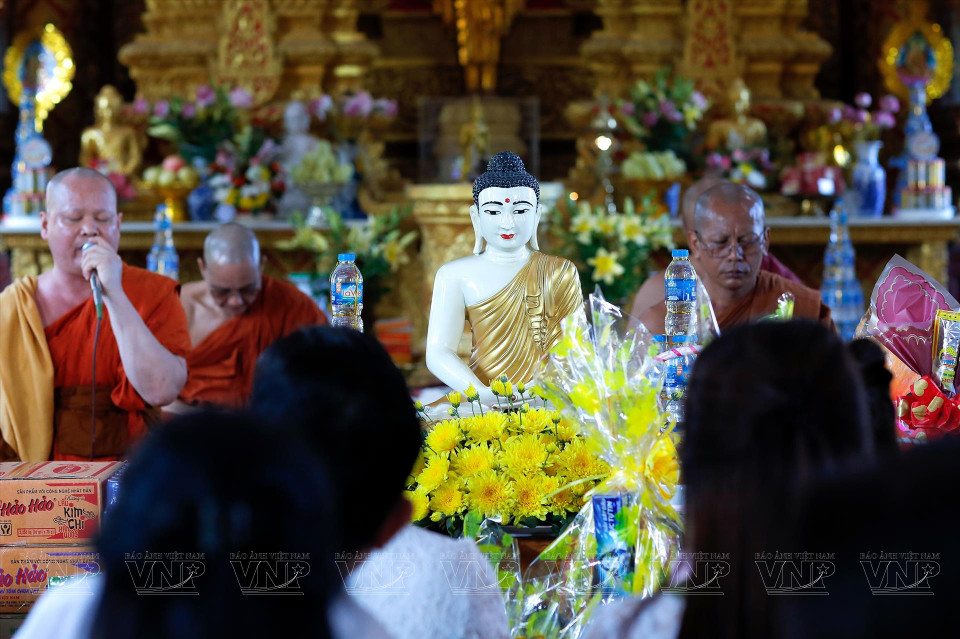 大家向佛祖表达自己的敬意。图自：越通社/越南画报