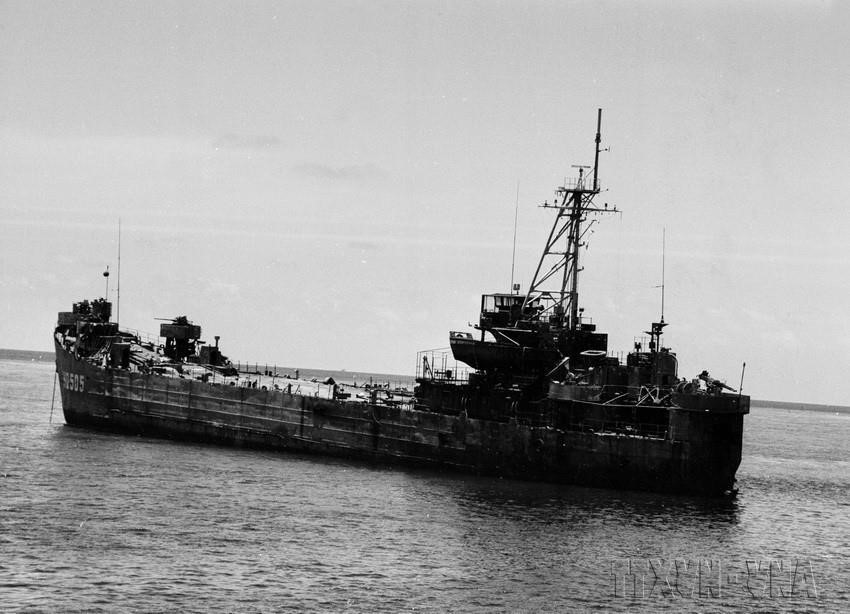 HQ-505号船是唯一一艘不被沉没的军舰，在1988年3月14日被敌舰击中起火后，船长武辉礼决定驶船“冲上岸”，成功驶上了菇林岛，成为越南主权的活标志。图自：越通社发