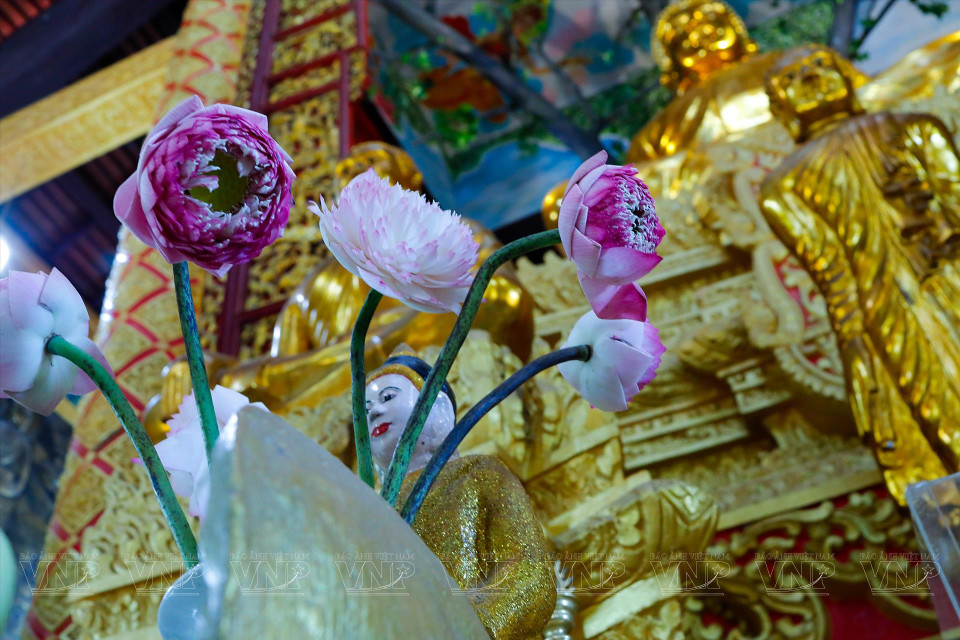 在超度法会上，大家向佛祖献上鲜花。图自：越通社/越南画报